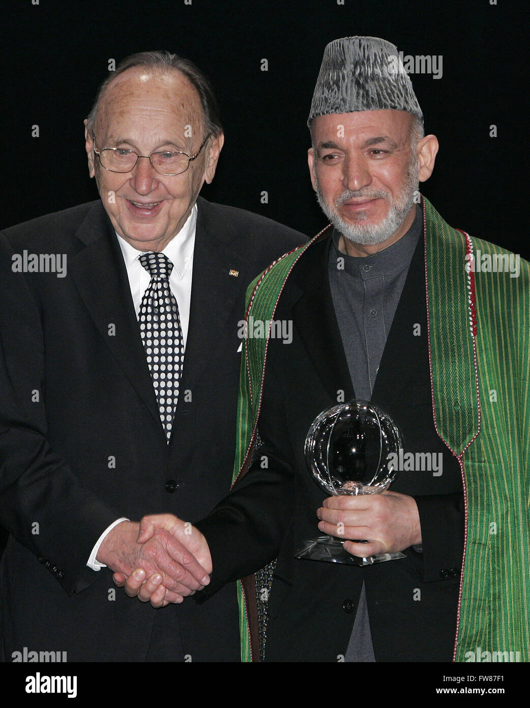 Former German foreign minister Hans-Dietrich Genscher (l) and president of Afghanistan Hamid Karsai during the Steiger Award ceremony in Bochum on 17 March 2007. Stock Photo