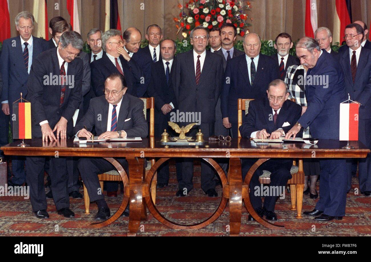 German foreign minister Hans-Dietrich Genscher (l) and his Polish colleague Krystof Skubiszewski sign the German-Polish border treaty on 14 November 1990, by which the Oder-Neisse line is recognised and acknowledged as Polish Western border. Stock Photo