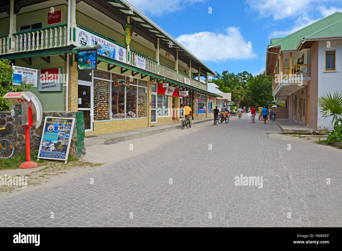 Hauptstrasse Am Hafen Von La Passe Insel La Digue Seychellen Stock Photo Alamy