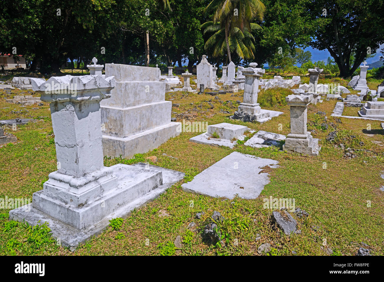 mehr als 100 Jahr alte Graeber auf einem Friedhof, Insel La Digue, Seychellen Stock Photo