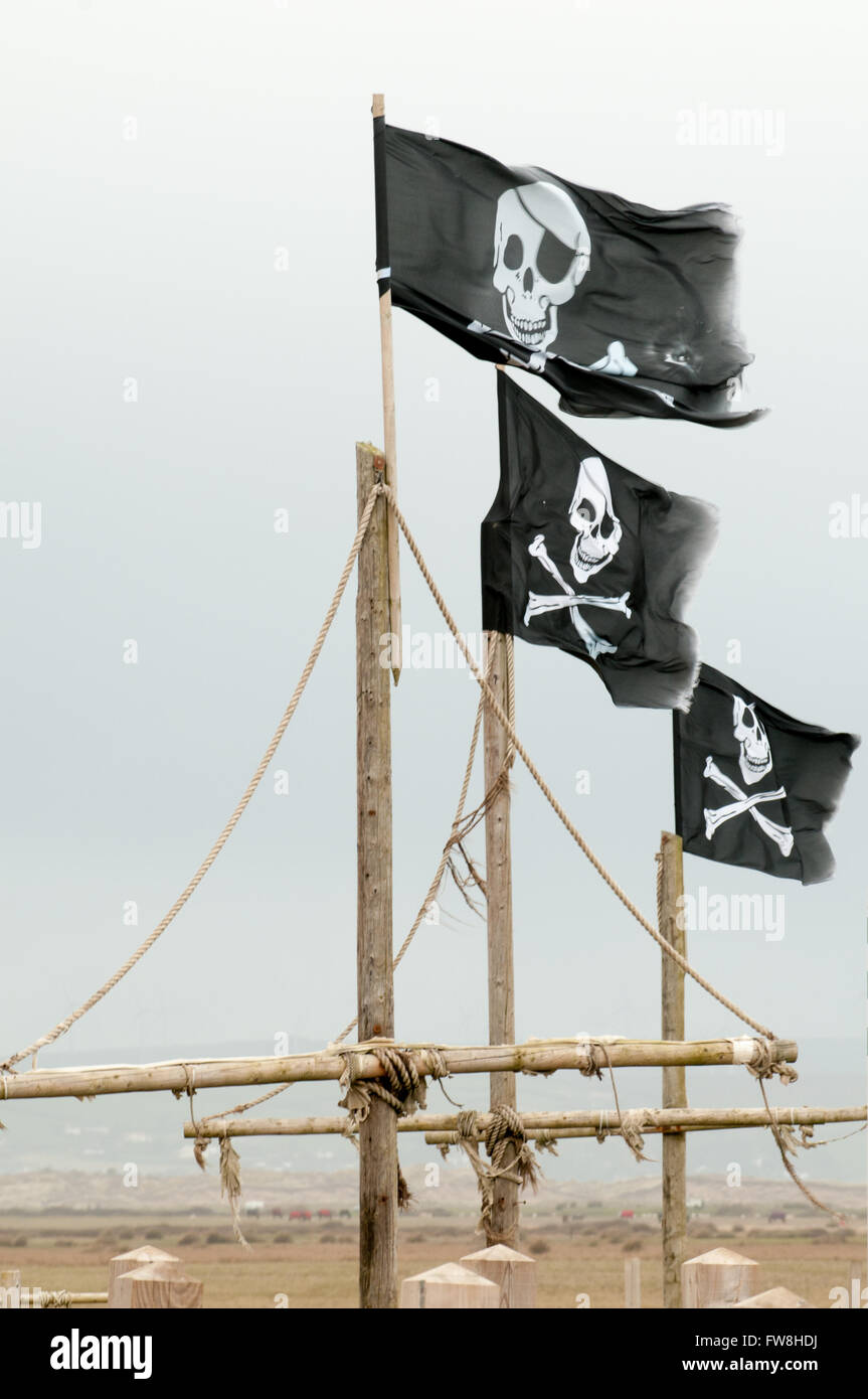 Skull and cross bones flag flying on a mast Stock Photo Alamy
