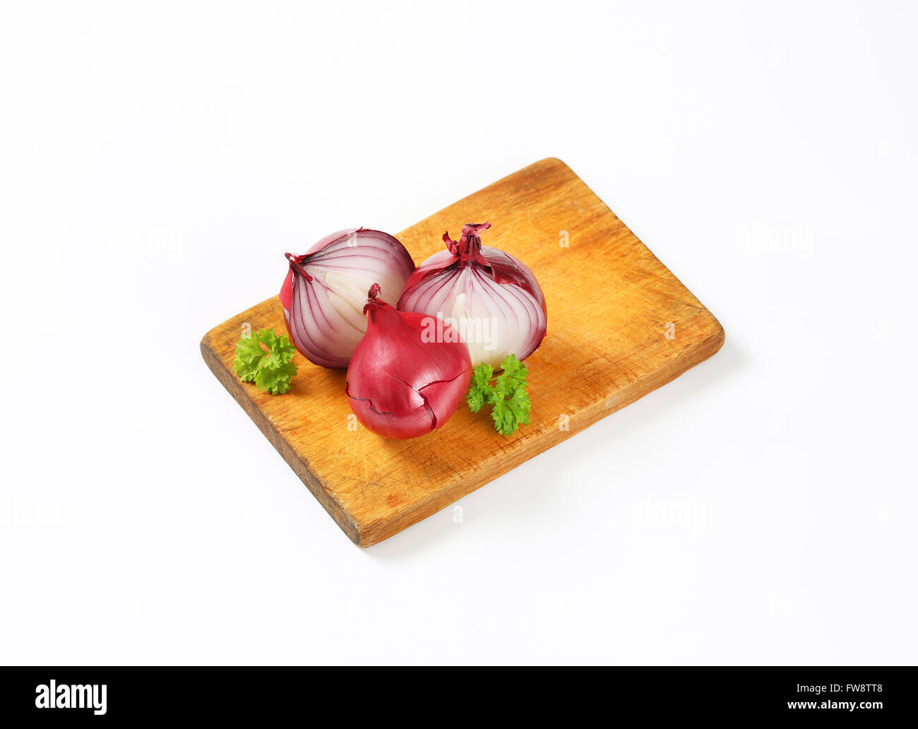 whole and halved red onions on wooden cutting board Stock Photo - Alamy
