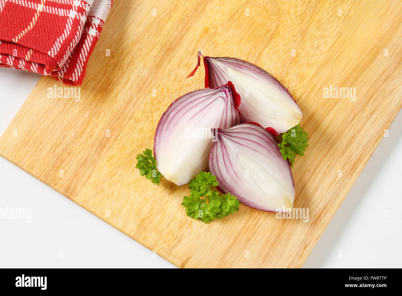 sliced red onion on wooden cutting board Stock Photo - Alamy