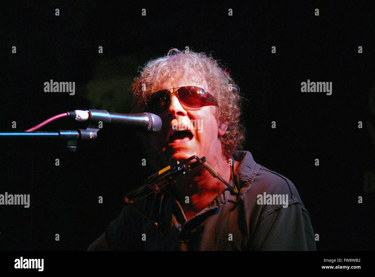 Ian Hunter (lead singer with Mott The Hoople, now a solo artist) live at Cabaret Voltaire, Edinburgh. Stock Photo