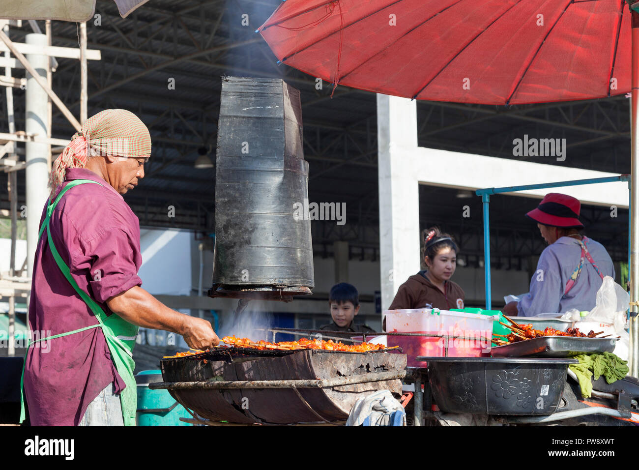 A Street Food Vendor On The Dan Singkhon Market Near The Thai Myanmar Border Thailand Cuisinier De Rue Un Jour De Marche Stock Photo Alamy