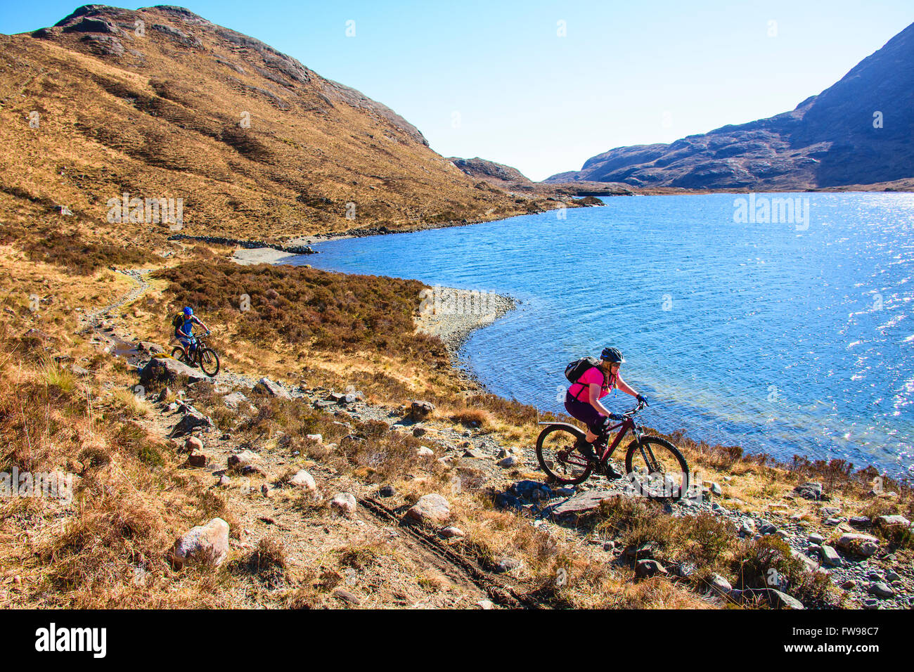 Mountain bikers alongside Loch na Creitheach Isle of Skye Scotland Stock Photo