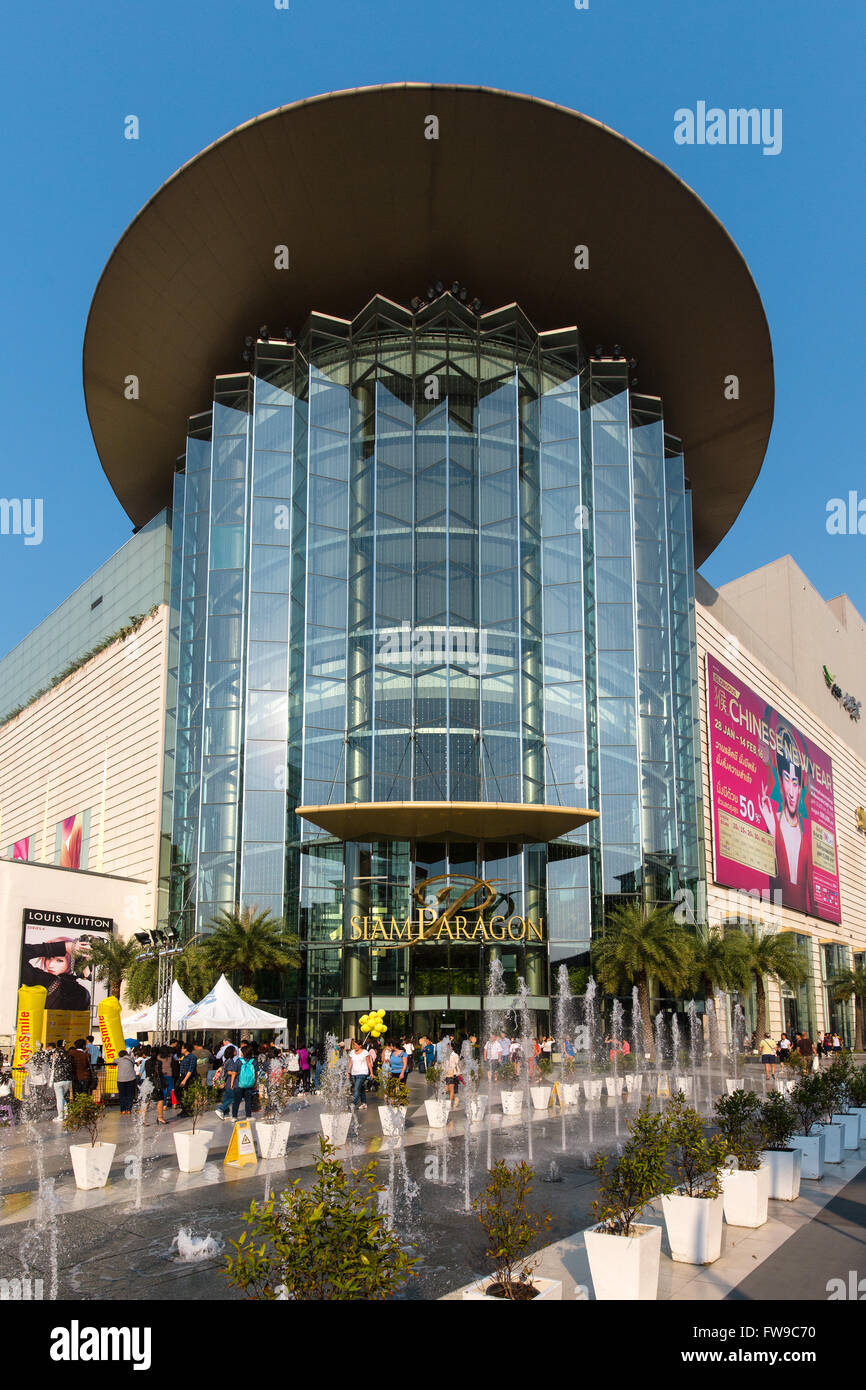 Siam Paragon shopping mall with fountain in front of the glass facade, Rama I Road, Bangkok, Thailand Stock Photo