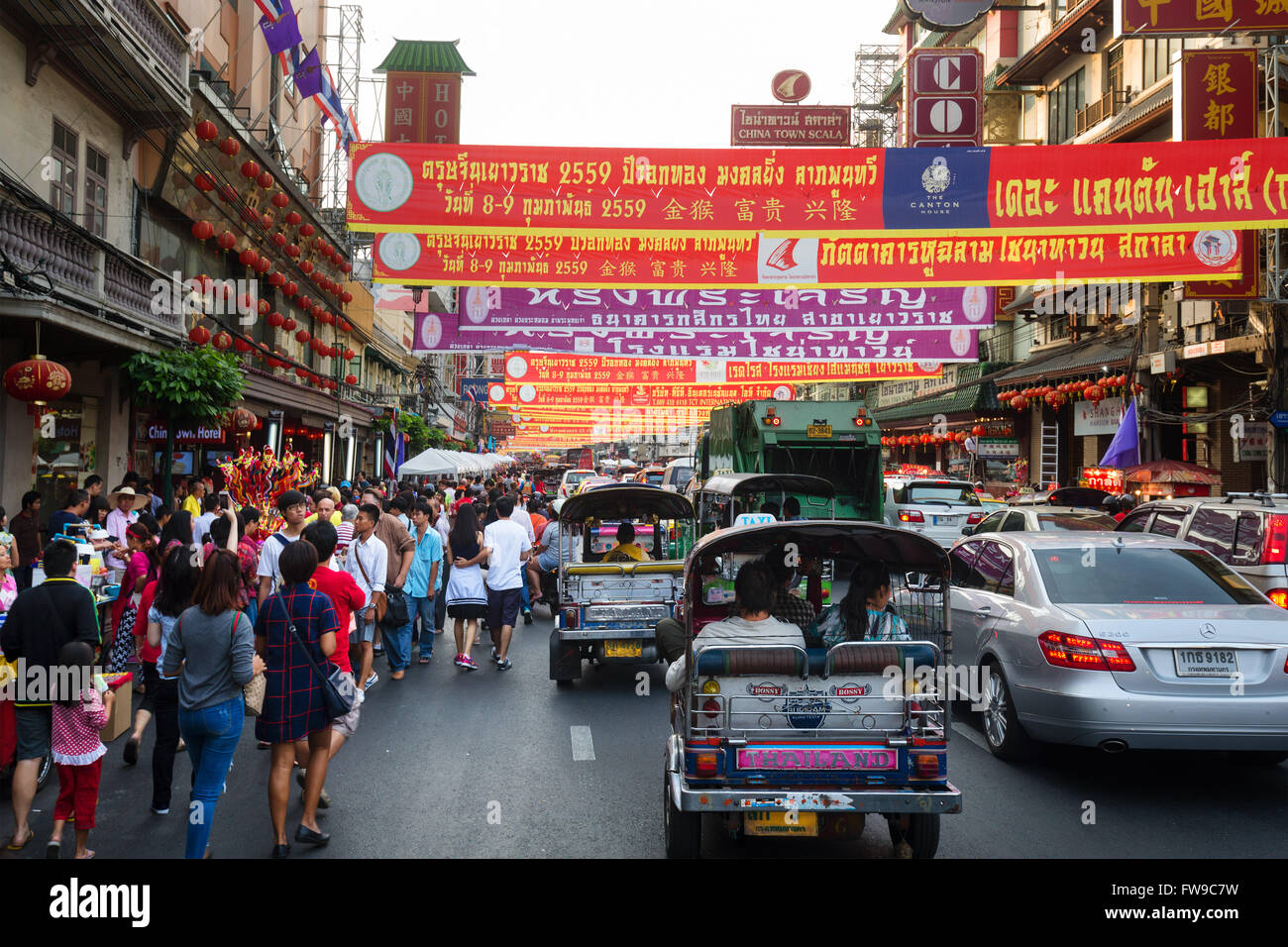 Heavy traffic in Yaowaraj road, tuk tuks and banners announcing the Chinese New Year festival, Chinatown Stock Photo