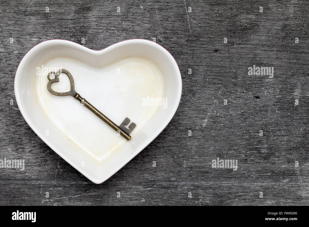 vintage key and heart shape plate on grunge wooden background Stock ...