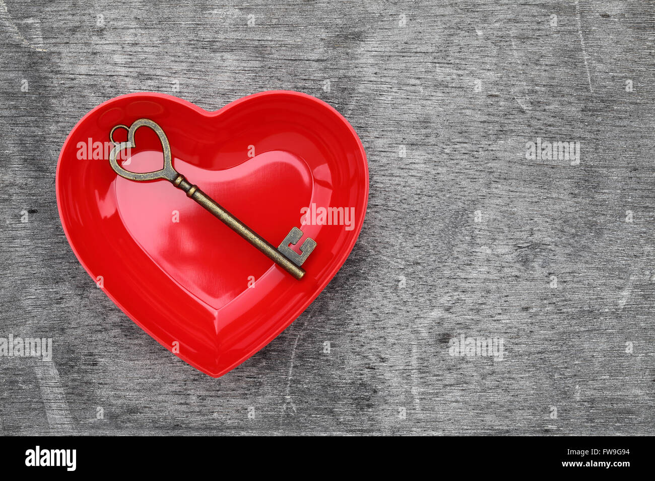 vintage key and red heart on grunge wooden background Stock Photo - Alamy