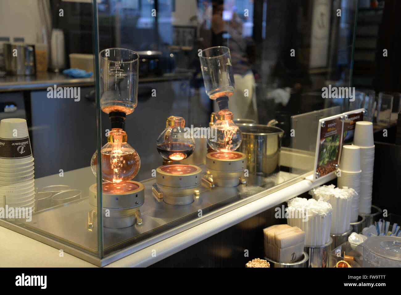 https://c8.alamy.com/comp/FW9TTT/glass-vacuum-coffee-makers-in-a-coffee-shop-in-kyoto-japan-FW9TTT.jpg