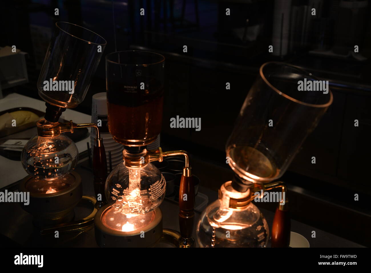 https://c8.alamy.com/comp/FW9TWD/glass-vacuum-coffee-makers-in-a-coffee-shop-in-kyoto-japan-FW9TWD.jpg