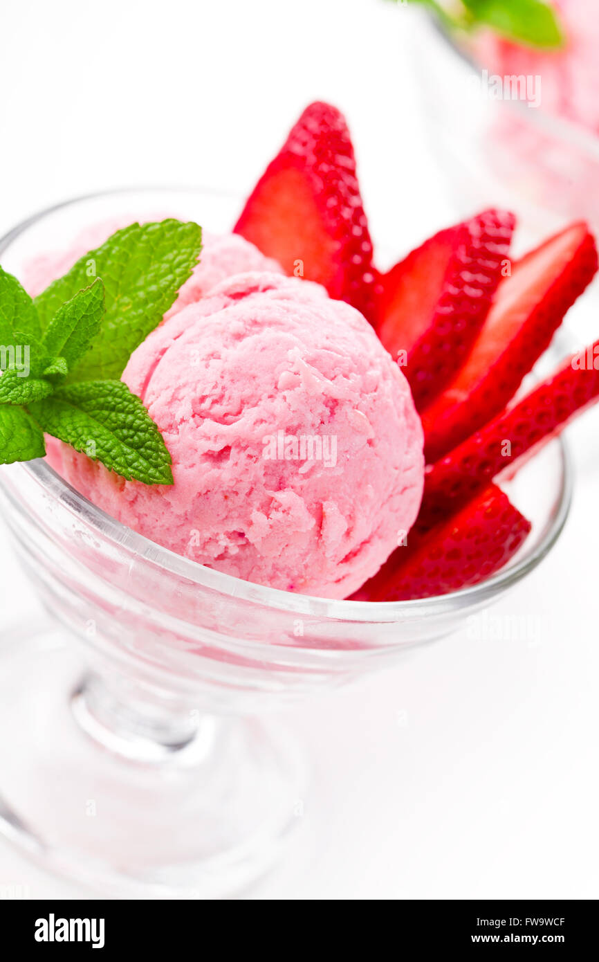 Bowls of strawberry ice cream with fresh strawberries and mint Stock ...