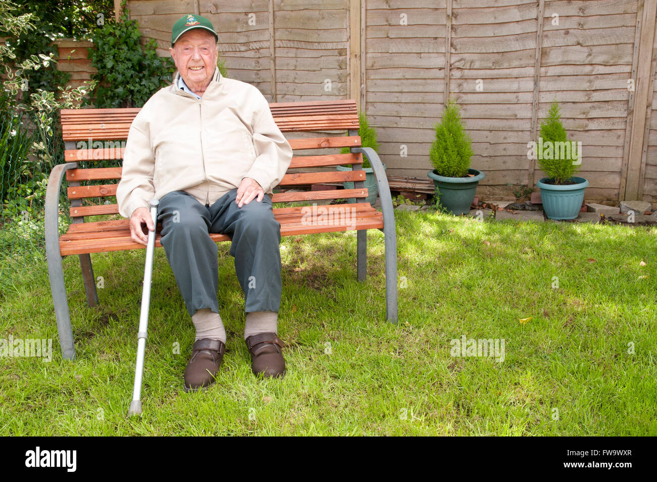 Elderly man sitting bench alone hi-res stock photography and images - Alamy