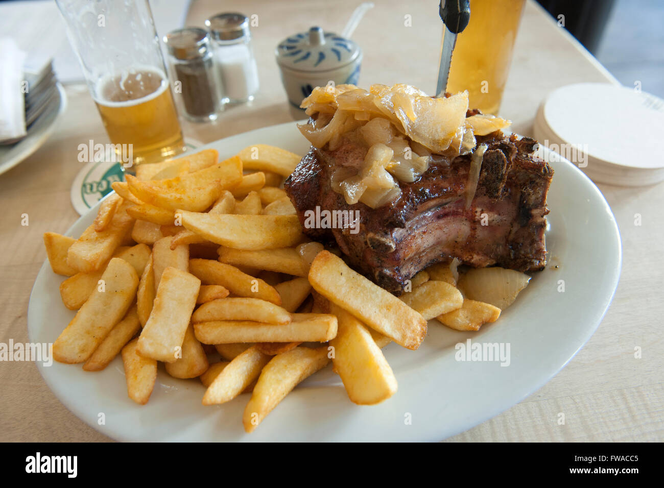 Köln, Altstadt-Nord, Thürmchenswall, Kölsche Gaststätte Max Stark, Spezialität: Riesenkotelett Stock Photo