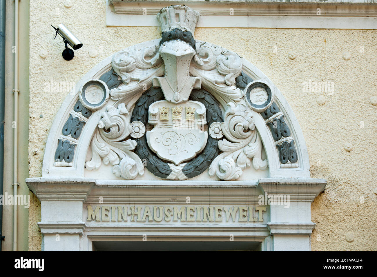 KÃ¶ln, Neustadt-Nord, Melchiorstrasse, Wappen über einem Hauseingang Stock Photo