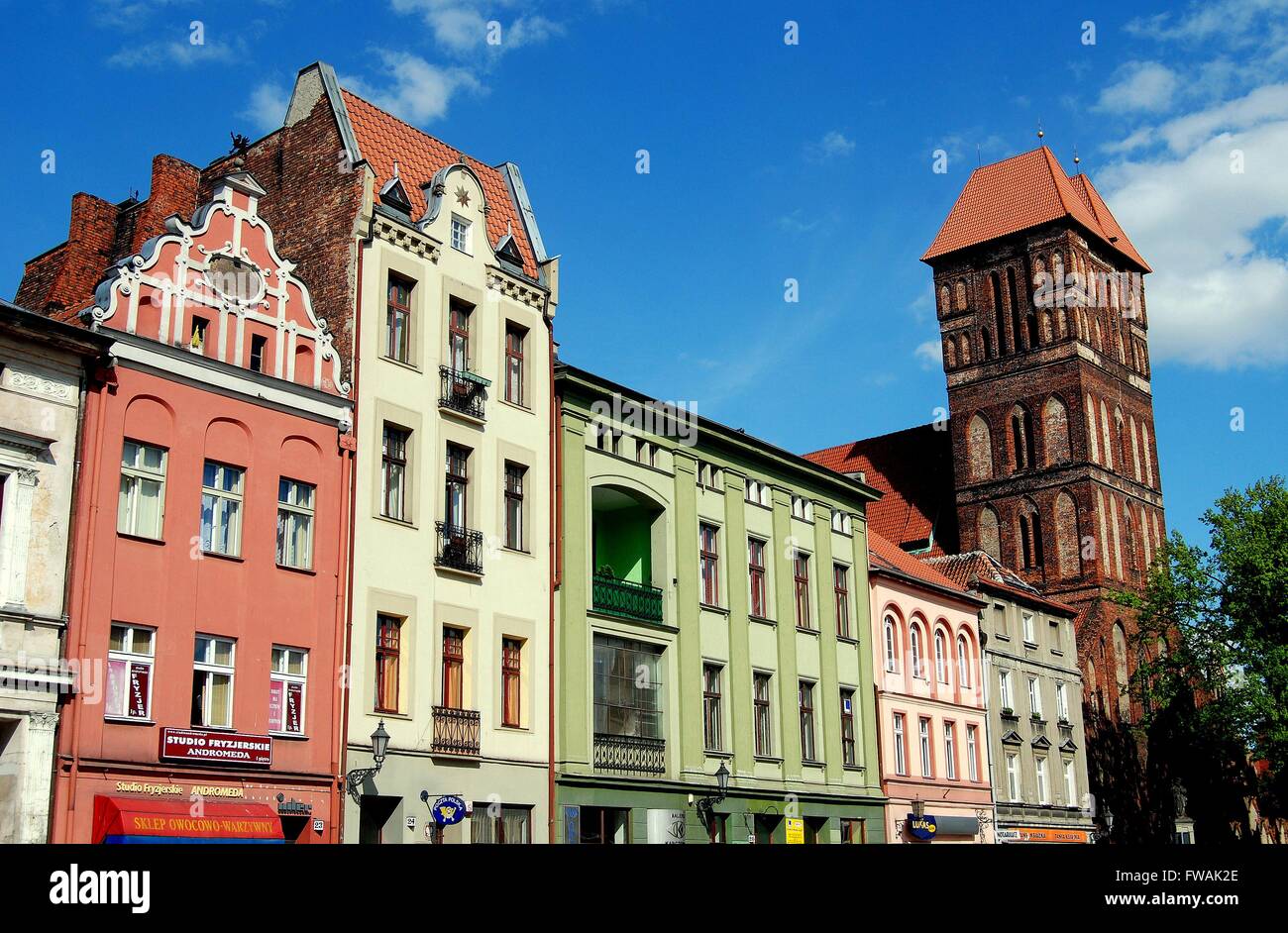 Torun, Poland : View of the New Town Square with its colourful 17-18th century houses and the imposing Church of St. James Stock Photo