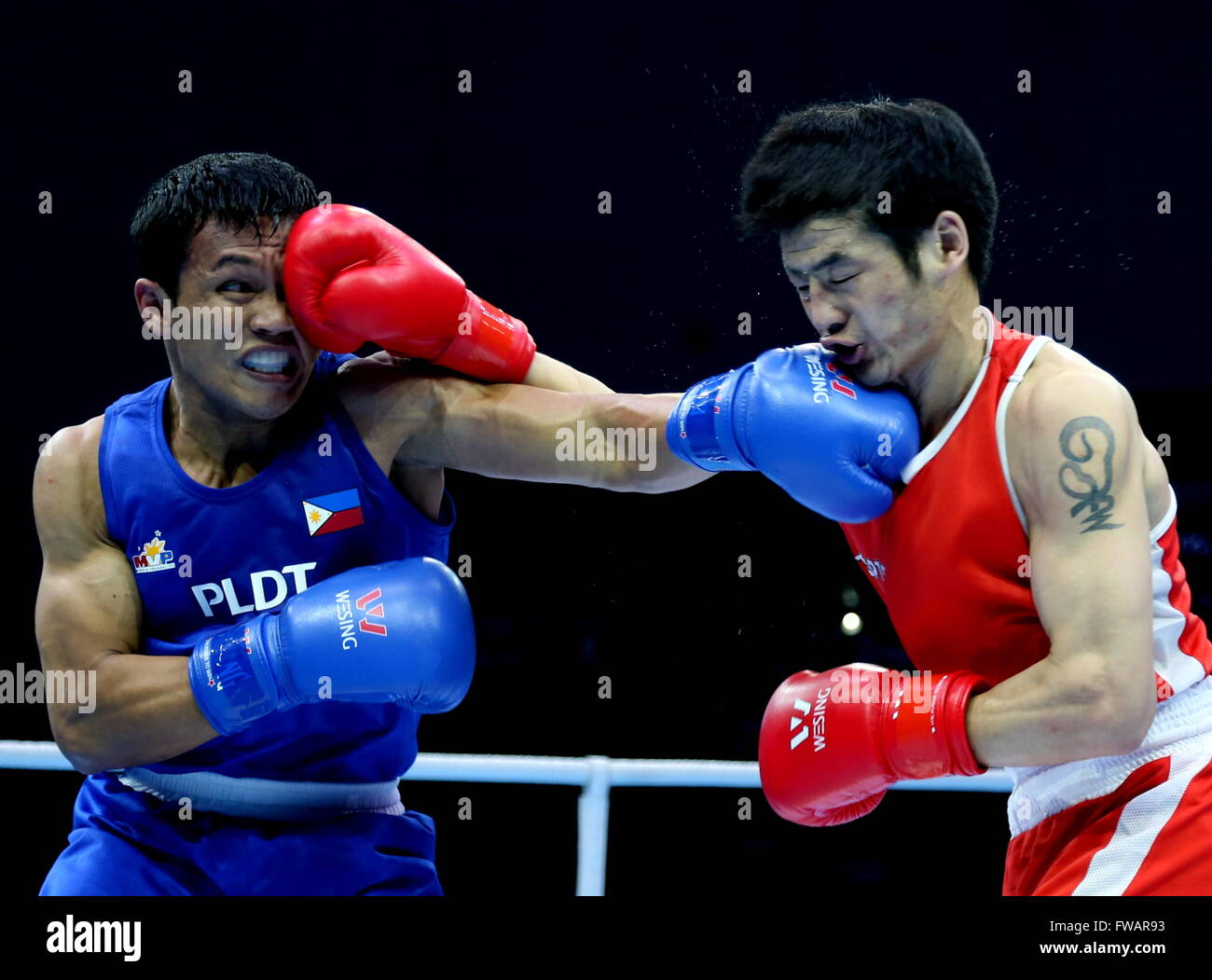 Qian'an, China's Hebei Province. 2nd Apr, 2016. Otgondalai Dorjnymuu (R) of Mongolia competes against Charly Coronel Suarez of the Philippines during the final match of the men's 60kg category competition at the Asia/Oceania Zone boxing event qualifier for 2016 Rio Olympic Games in Qian'an, north China's Hebei Province, April 2, 2016. Dorjnymuu won 2-1 to claim the title. © Yang Shiyao/Xinhua/Alamy Live News Stock Photo