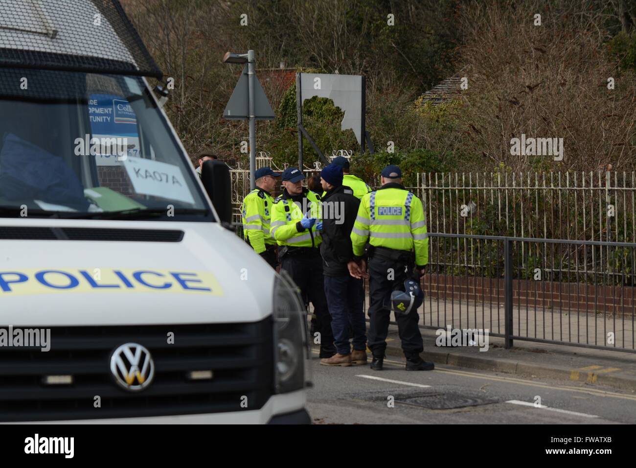 Dover, UK. 2nd April 2016. Clashes As Pro and Anti-refugee groups clash in Dover.  Police making a number of arrests. Credit: Marc Ward/Alamy Live News Stock Photo
