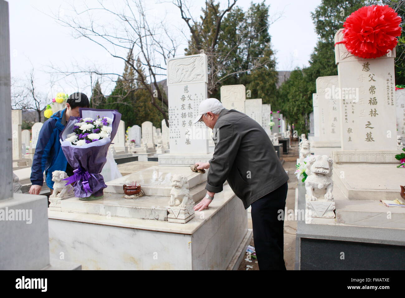 Beijing, China. 2nd April, 2016. Chinese people sweeping tomb at Tomb