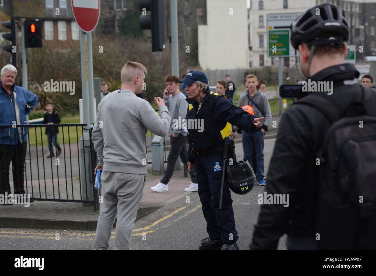Dover, UK. 2nd April 2016. Clashes As Pro and Anti-refugee groups clash in Dover.  Police officer reprimands a member of the public for spitting at a police horse. Credit: Marc Ward/Alamy Live News Stock Photo