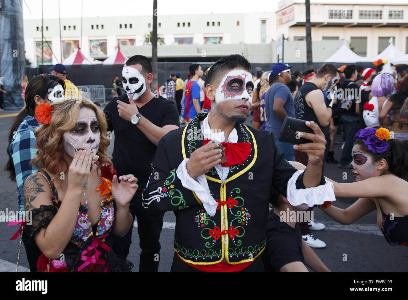 Pomona, California, USA. 31st Oct, 2015. Attendees wash off half of