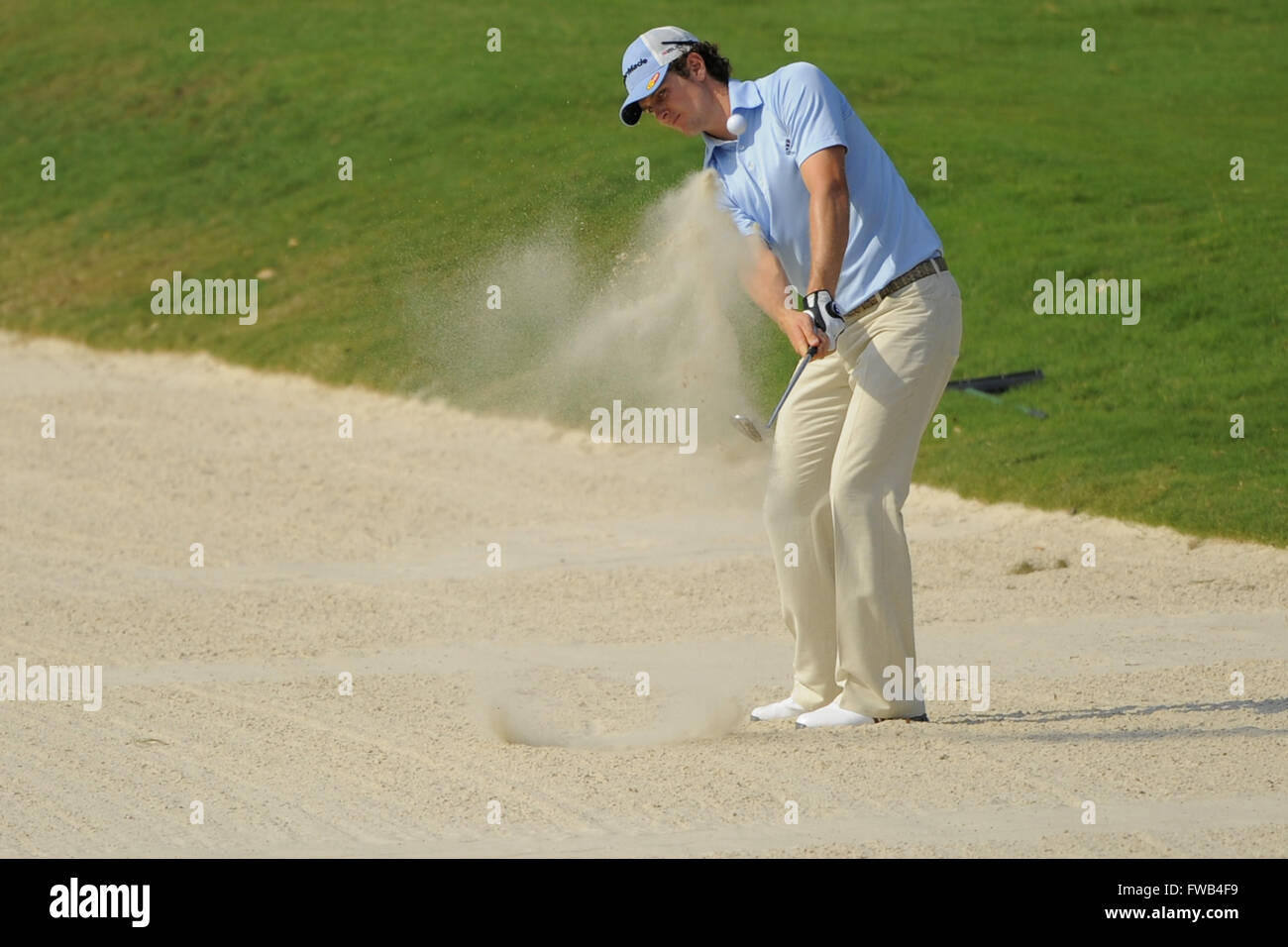 Ponte Vedra Beach, Florida, USA. 8th May, 2008. Justin Rose hits out a greenside bunker on the 11th hole during the first round of the Players Championship at TPC Sawgrass on May 8, 2008 in Ponte Vedra Beach, Florida. ZUMA Press/Scott A. Miller © Scott A. Miller/ZUMA Wire/Alamy Live News Stock Photo