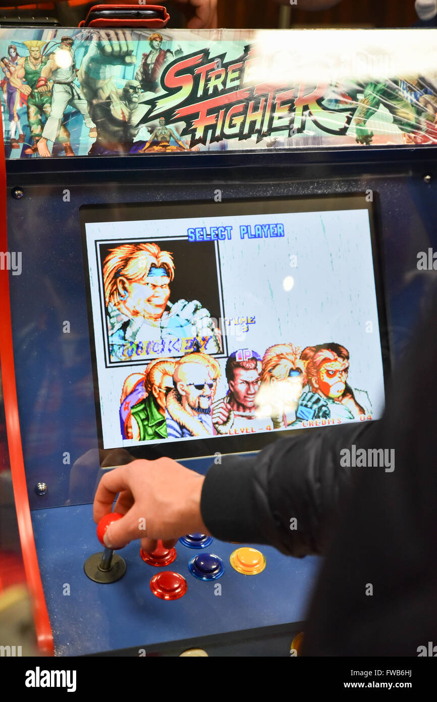 How Street Fighter 2 and Mortal Kombat Divided Arcades