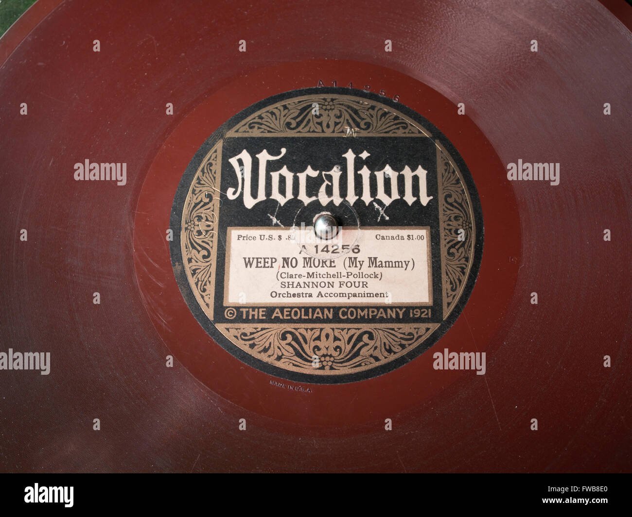 Weep no more (my mammy)  sung by the Shannon Four on a brown shellac record in 1921, Vocalion The Aeolian Company label Stock Photo