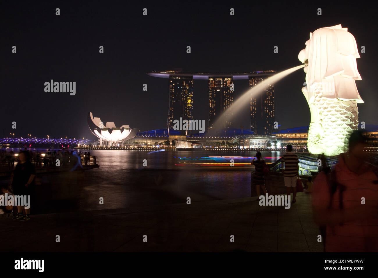 Merlion and hotel marina bay sands hi-res stock photography and images ...