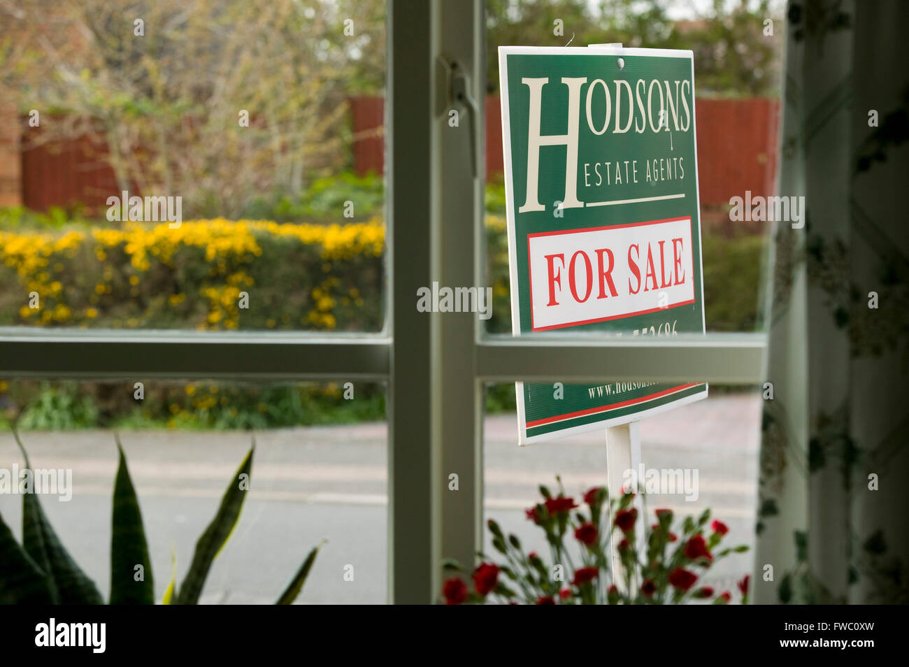 For sale sign outside a house Stock Photo - Alamy
