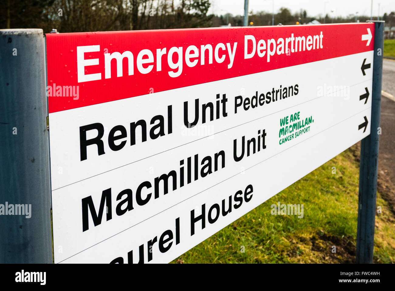 Sign to the Emergency Department (Accident and Emergency, A&E) and the Macmillan cancer care unit Stock Photo