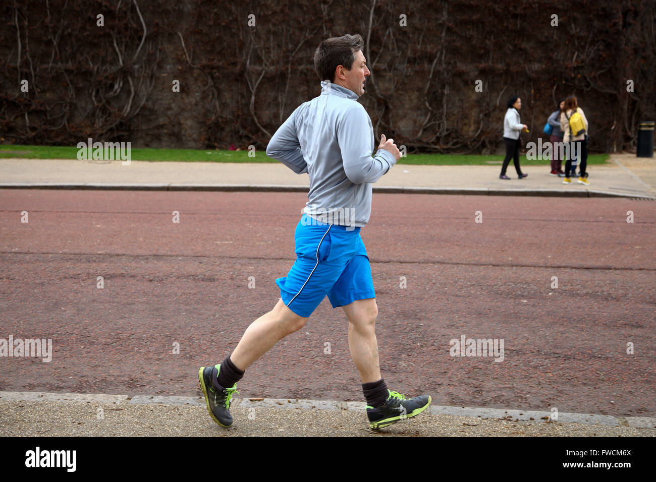 St James Park, London 3 April 2016 A jogger jogging on a warm afternoon in St James Park Credit:  Dinendra Haria/Alamy Live News Stock Photo