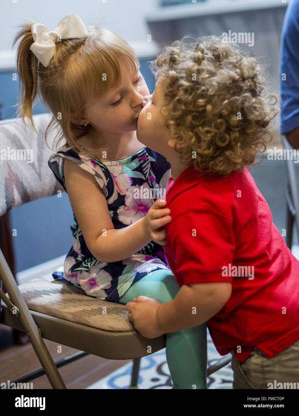 La Habra, California, USA. 3rd Apr, 2016. During her family birthday party, DELANEY CHAMBERS, 4, of La Habra, California, gets a kiss from her 20-month-old cousin, BRAXTON CHAMBERS. © Bruce Chambers/ZUMA Wire/Alamy Live News Stock Photo