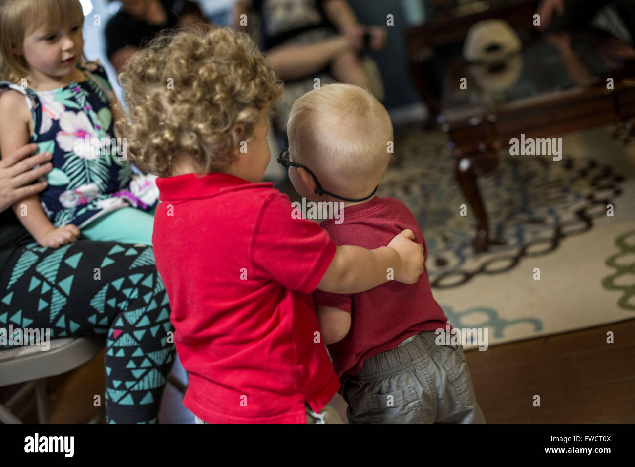La Habra, California, USA. 3rd Apr, 2016. BRAXTON CHAMBERS, 20 months old, of Placentia, California, hugs his cousin, RHYS CHAMBERS, also 20 months, of La Habra, California, during a family birthday party for RHYS's older sister, DELANEY CHAMBERS, 4, top left. © Bruce Chambers/ZUMA Wire/Alamy Live News Stock Photo