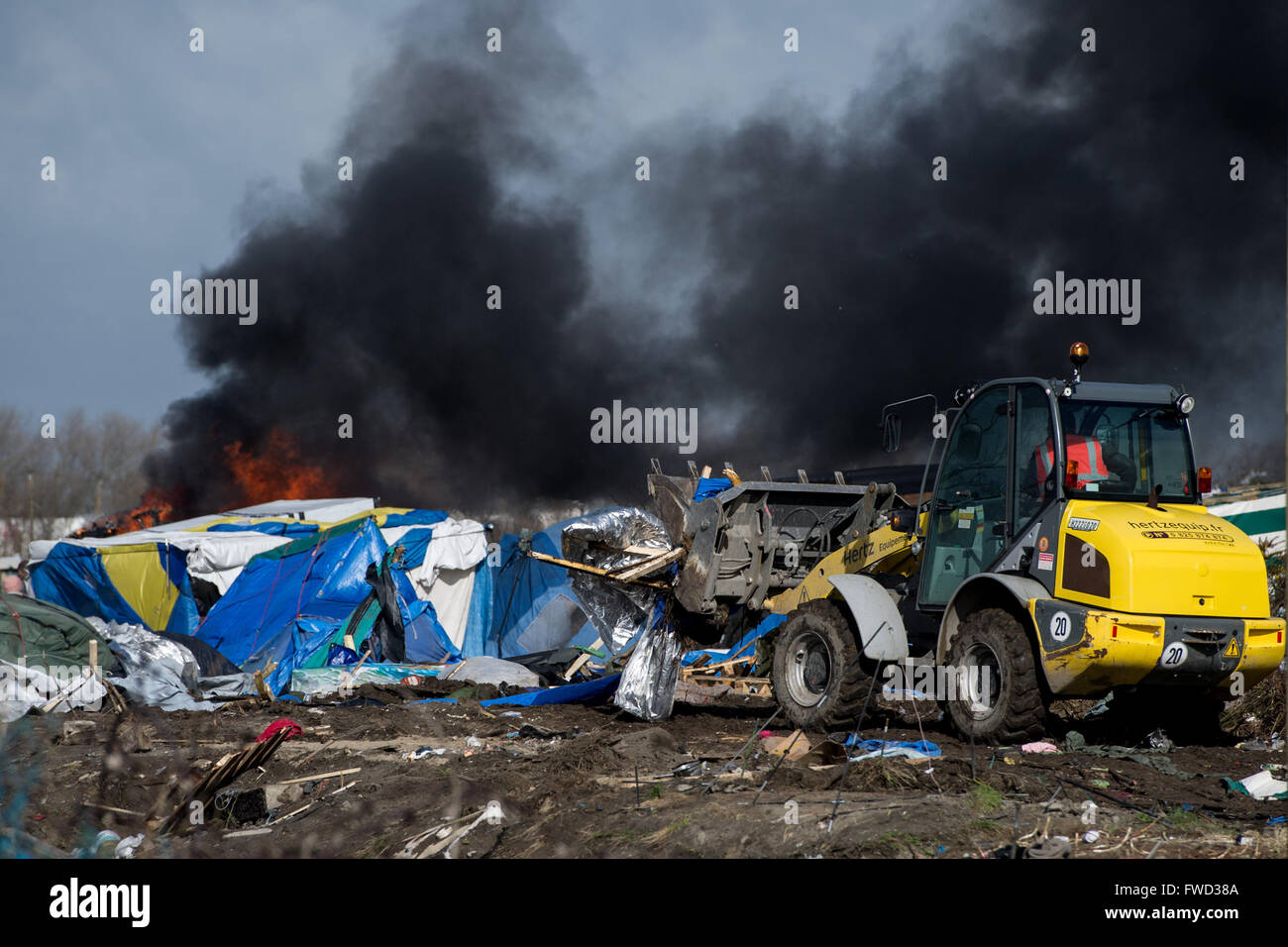 Riot police, bulldozers, activists and refugees on the fourth day of ...