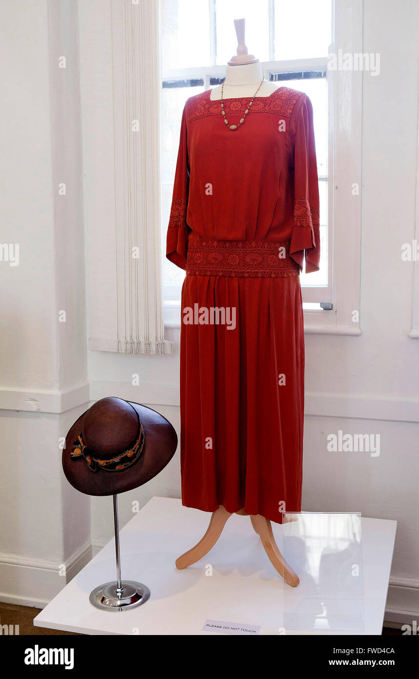 Laura Carmichael played Lady Edith Crawley Edith's ochre coloured day dress  and hat was worn whilst dining at Rules Restaurant Stock Photo - Alamy