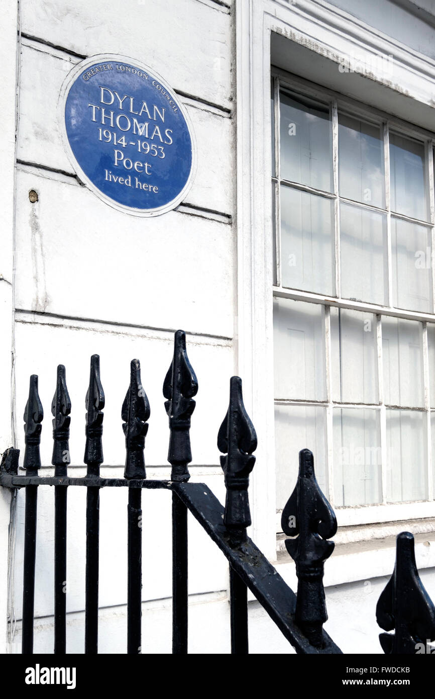 Blue plaque at the former London home of the poet and writer, Dylan Thomas at 54 Delancey Street St Camden Town, London, England Stock Photo