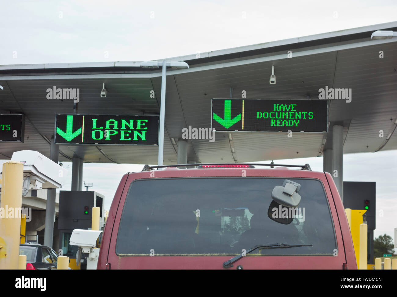 Border crossing into United States (Blaine, Washington State) from Canada (Surrey, British Columbia).  Peace Arch crossing. Stock Photo