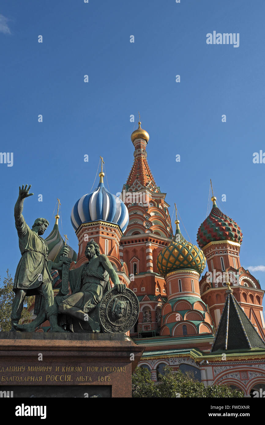 Statue of butcher Kuzma Mimin and Prince Dimitry Pozharsky, with St Basil's Cathedral beyond, Red Square, Moscow, Russia. Stock Photo