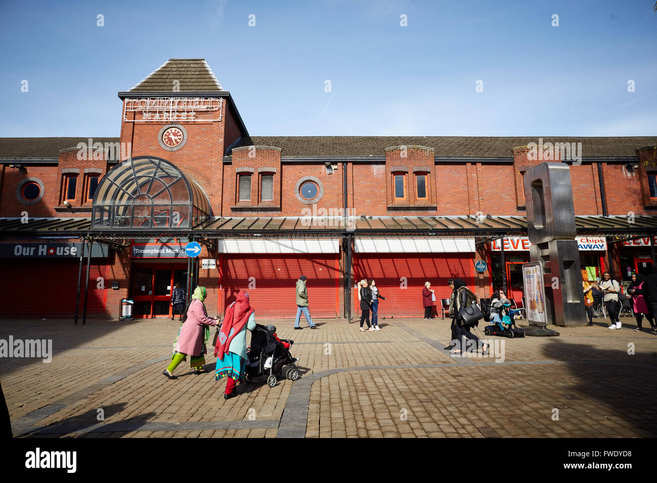 Oldham town centre Markets   Tommyfield Market Market bazaar vendor trader traders independent shops shoppers seller selling han Stock Photo