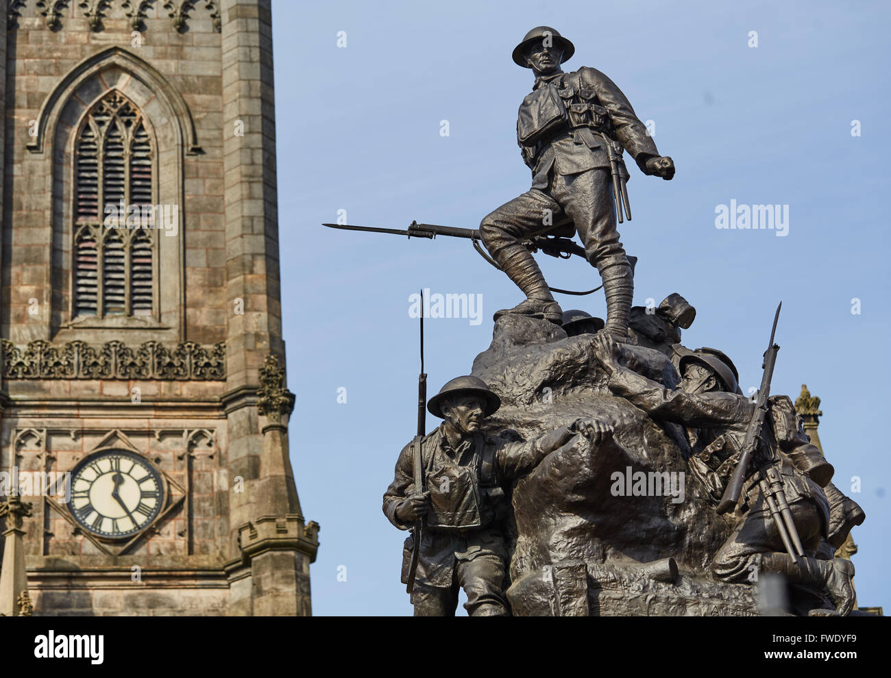 Oldham town centre Oldham Parish church   Yorkshire Street and Church Terrace Street statue war dead soldier  LEST we forget: Th Stock Photo