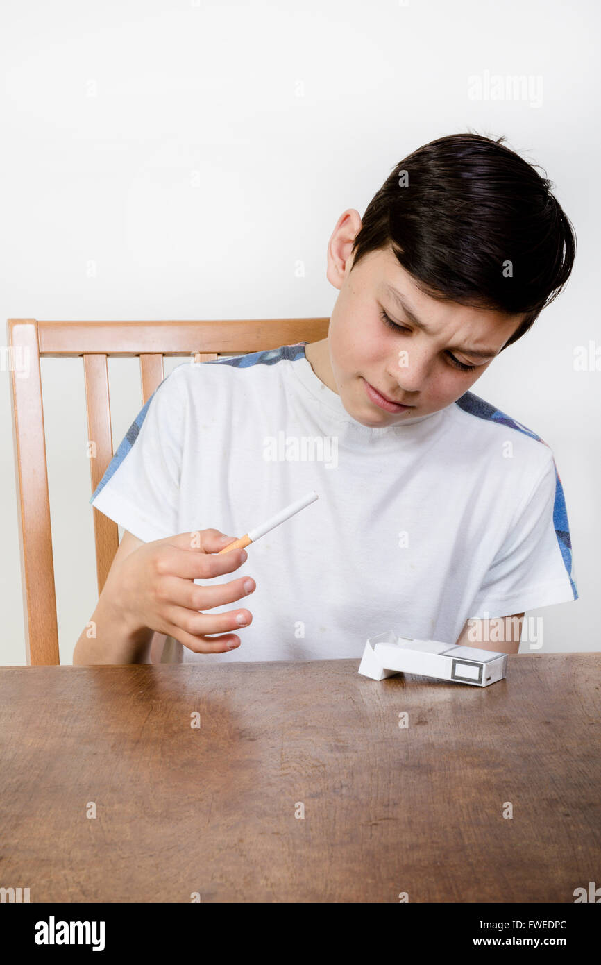 Underage smoking hi-res stock photography and images - Alamy