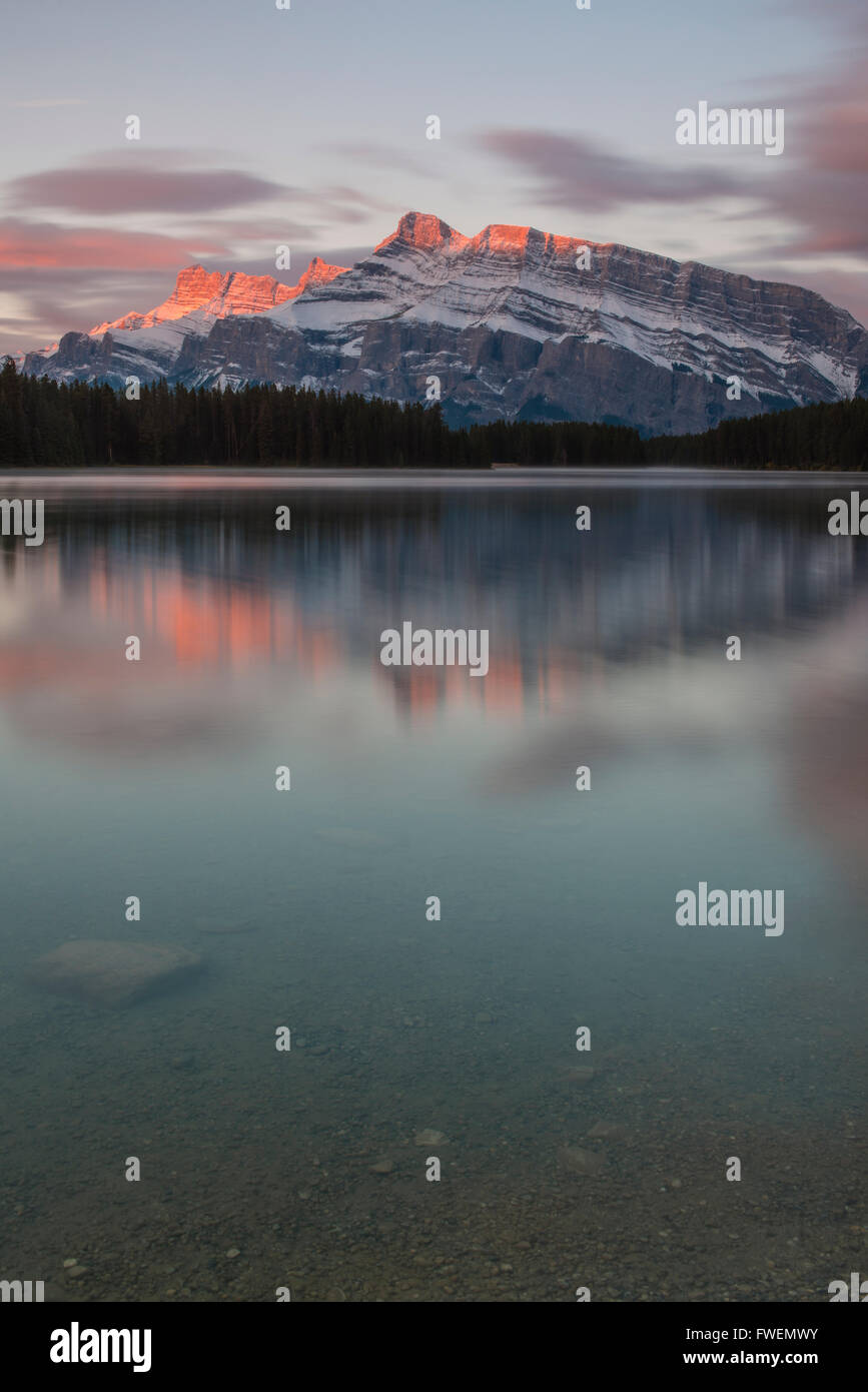 Two Jack Lake, Mount Rundle, Banff National Park, Canadian Rockies, Alberta Province, Canada Stock Photo