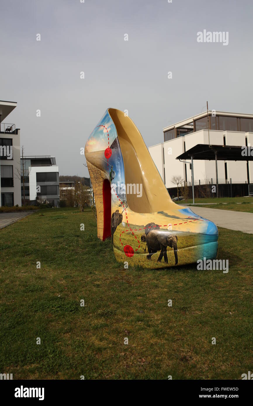 Fernweh Monstiletto, oversized high heel, EU size 302, right shoe, city art outside lead to the new fashion outlet Stock Photo