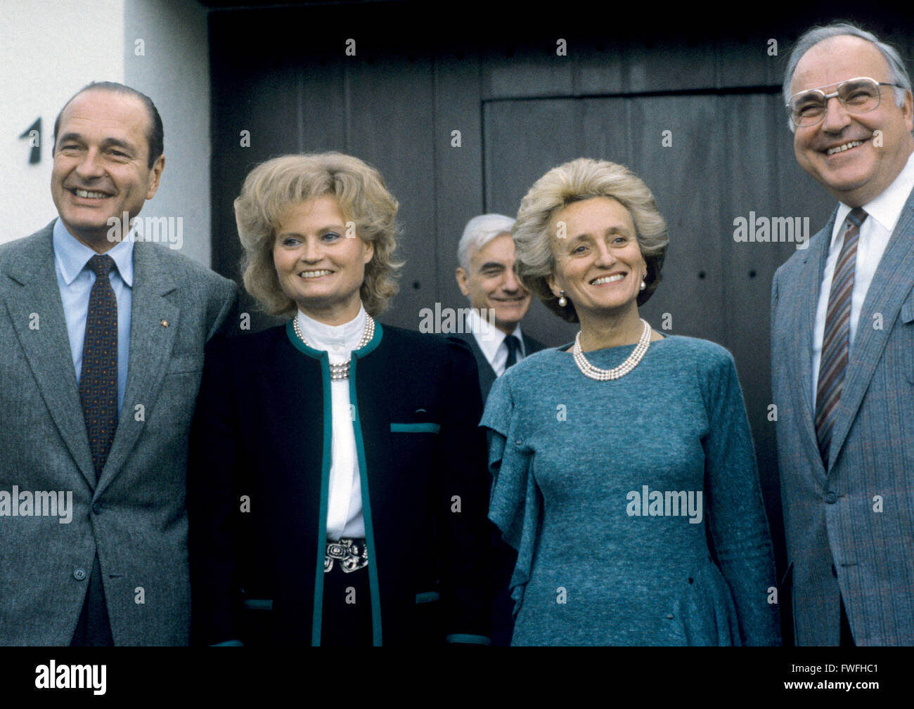 (L-r): French prime minister Jacques Chirac, Hannelore Kohl, Bernadette Chirac and German chancellor Helmut Kohl on 9 November 1986 at Kohl's home in Oggersheim. Stock Photo