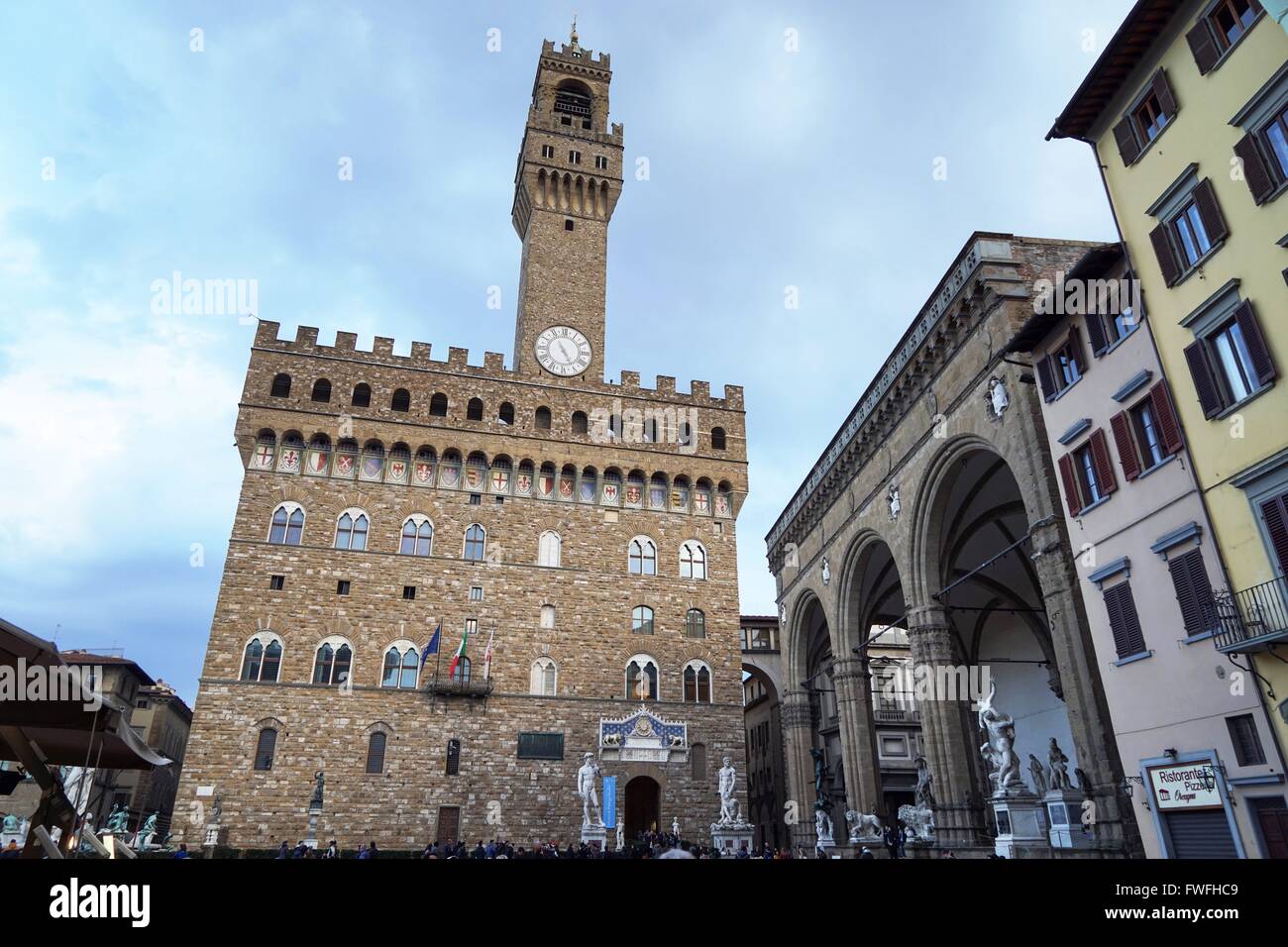 Italy: Palazzo Vecchio (town hall, left) and Loggia dei Lanzi (right) at Piazza della Signoria in Florence. Photo from 19. February 2016. Stock Photo