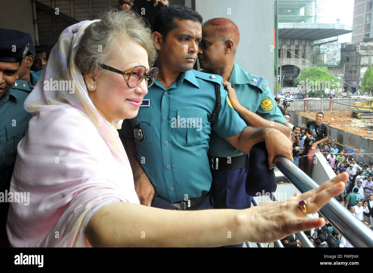 Dhaka, Bangladesh. 5th Apr, 2016. Bangladesh's former Prime Minister and Bangladesh Nationalist Party Chairperson Khaleda Zia (front) waves to supporters after being granted bail at a court in Dhaka, Bangladesh, April 5, 2016. Bangladesh's former Prime Minister Khaleda Zia was granted bail in five graft, violence and sedition cases on Tuesday. Credit:  Shariful Islam/Xinhua/Alamy Live News Stock Photo