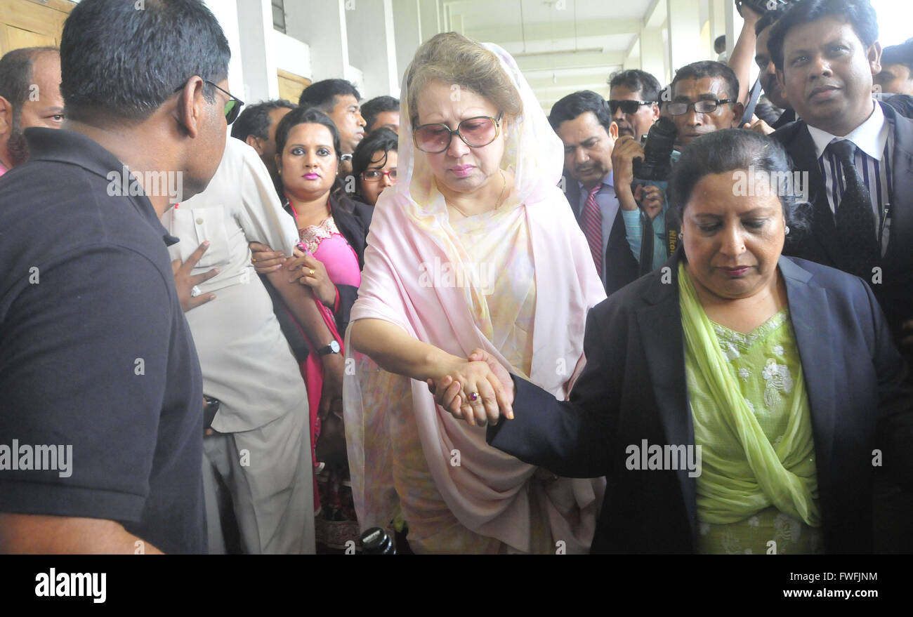 Dhaka, Bangladesh. 5th Apr, 2016. Bangladesh's former Prime Minister and Bangladesh Nationalist Party Chairperson Khaleda Zia (C, front) arrives at a court in Dhaka, Bangladesh, April 5, 2016. Bangladesh's former Prime Minister Khaleda Zia was granted bail in five graft, violence and sedition cases on Tuesday. Credit:  Shariful Islam/Xinhua/Alamy Live News Stock Photo