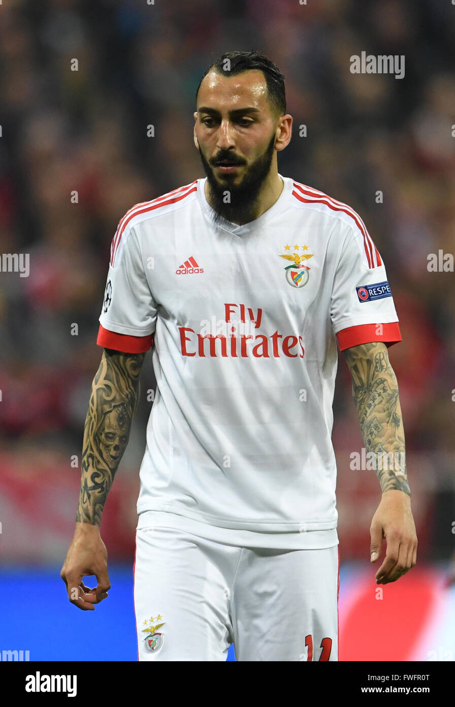 Lisboa's Kostas Mitroglou in action during the Champions League quarter finals first leg soccer match between Bayern Munich and S.L. Benfica at Allianz Arena in Munich, Germany, 5 April 2016. PHOTO: ANDREAS GEBERT/dpa Stock Photo